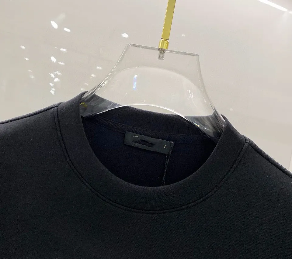 🅿️220 brand [LV Louis Vuitton] (good news for fat people) 2025ss autumn latest long-sleeved round-neck sweatshirt, on sale simultaneously on the official website. Refreshing and breathable. Made of top Tencel Roman. Comfortable and soft. 3D three-dimensional clarity. Super fashion sense. Great for gifting and keeping for yourself. Size: M-5XL (can wear up to 220 pounds)